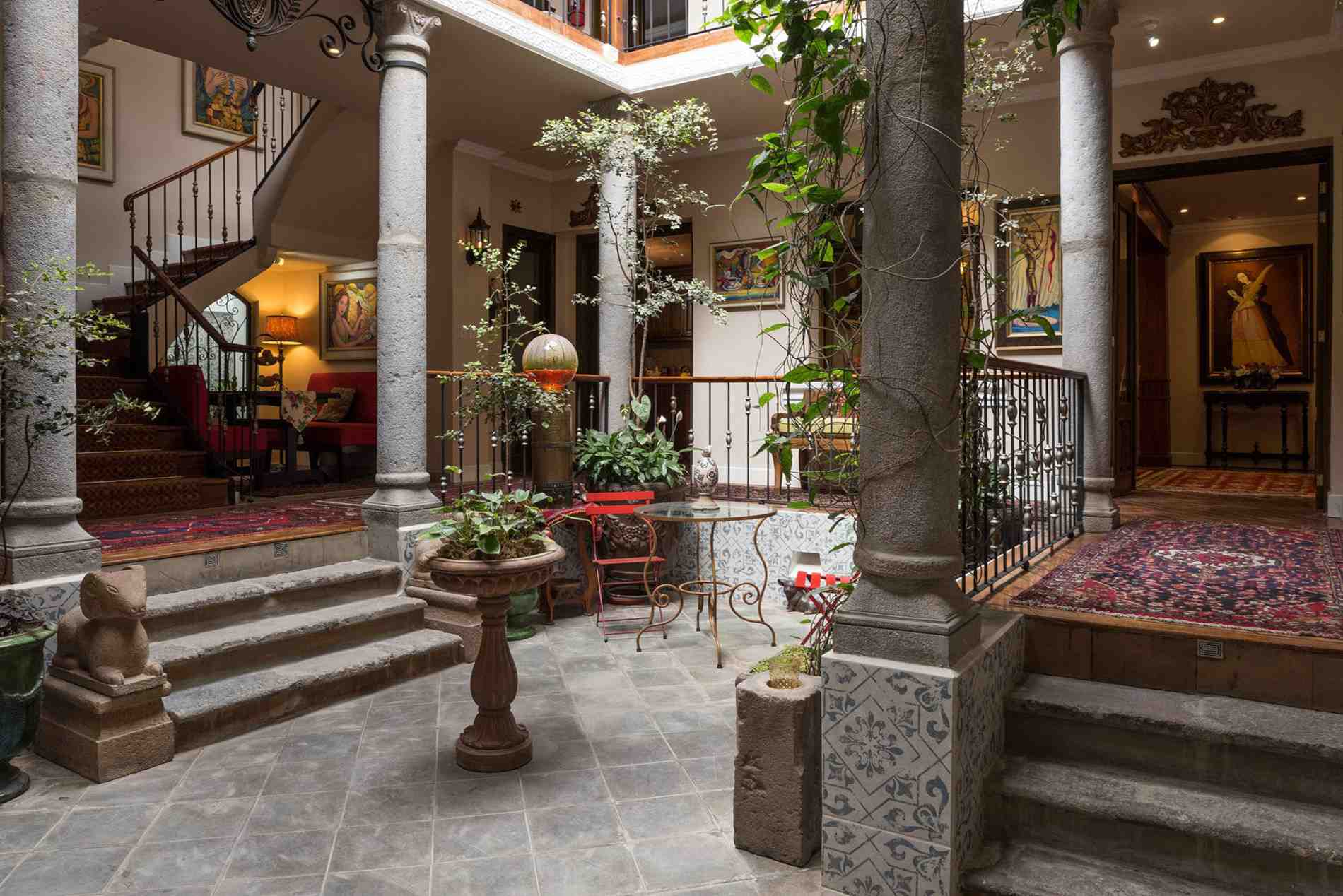 Hotel Villa Colonna Courtyard Entryway
